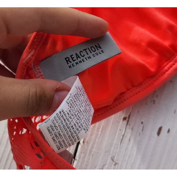 Kenneth Cole Reaction Women's Coral Halter Crochet Lace Bikini Top Sz M - Picture 3 of 4